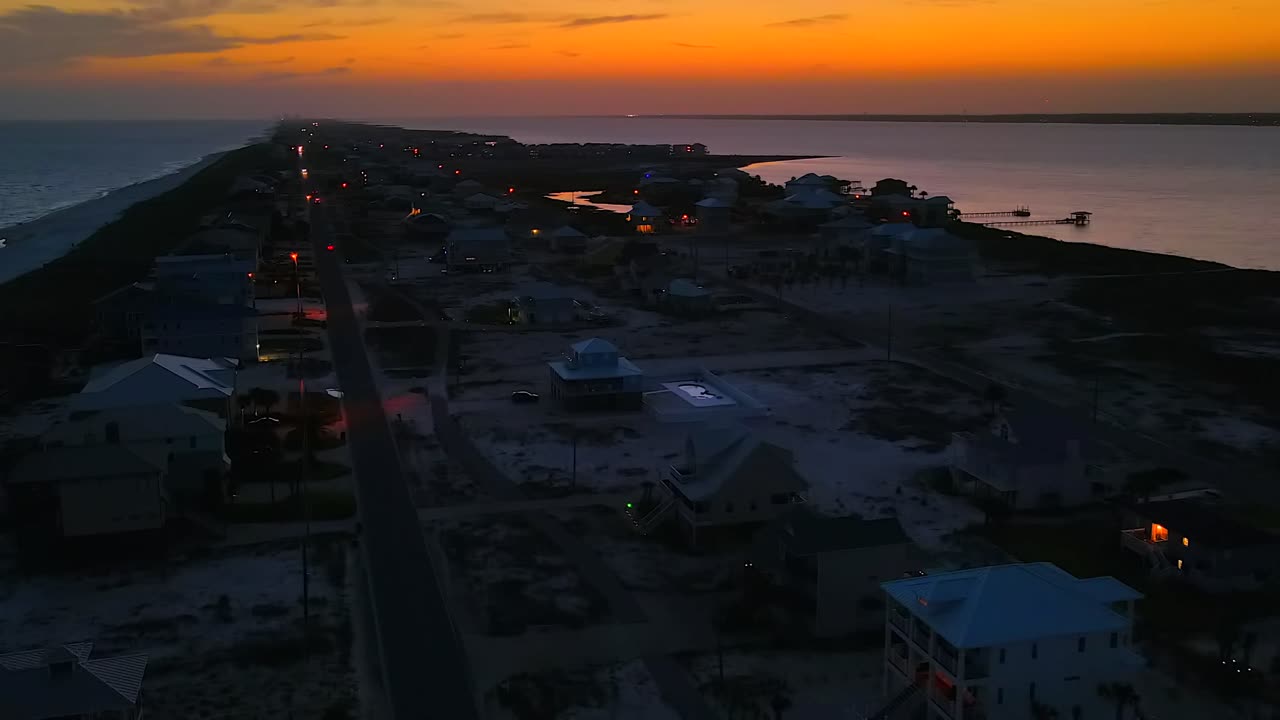 un dron vuela silenciosamente sobre un pueblo de playa soñoliento al atardecer