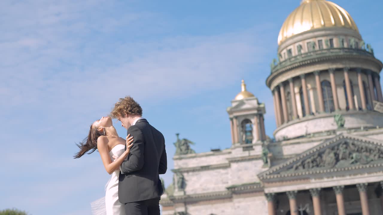 пара целуется перед собором.