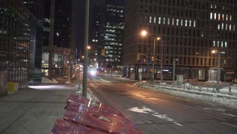 Una-Calle-Tranquila-De-La-Ciudad-En-Invierno-Por-La-Noche