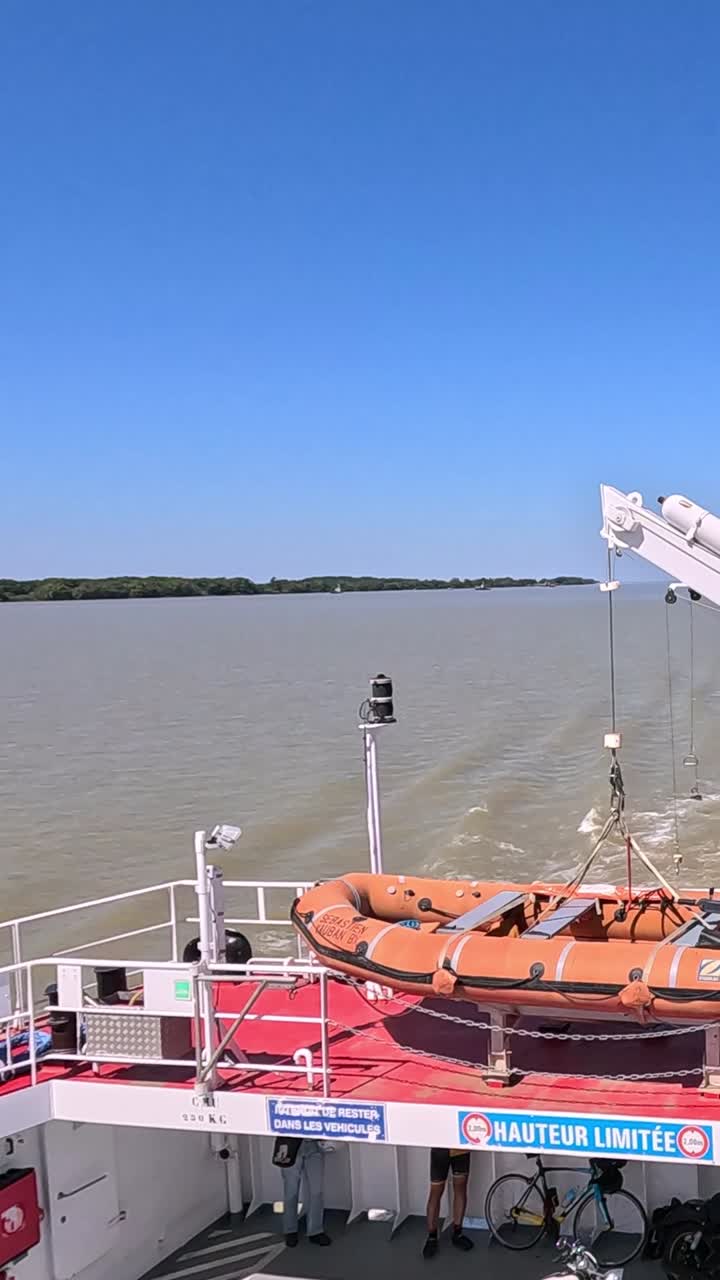 배는 은 파란 하늘로 강을 여행합니다.