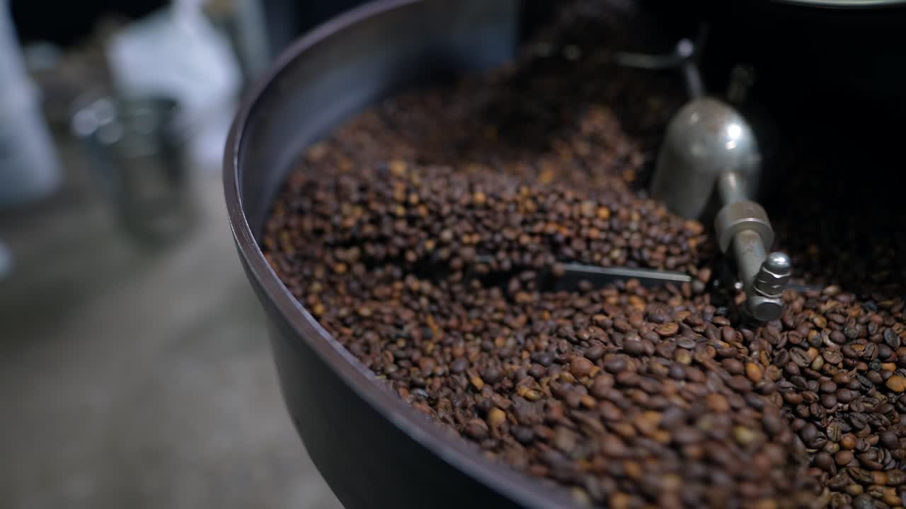 granos de café en una máquina de tostar