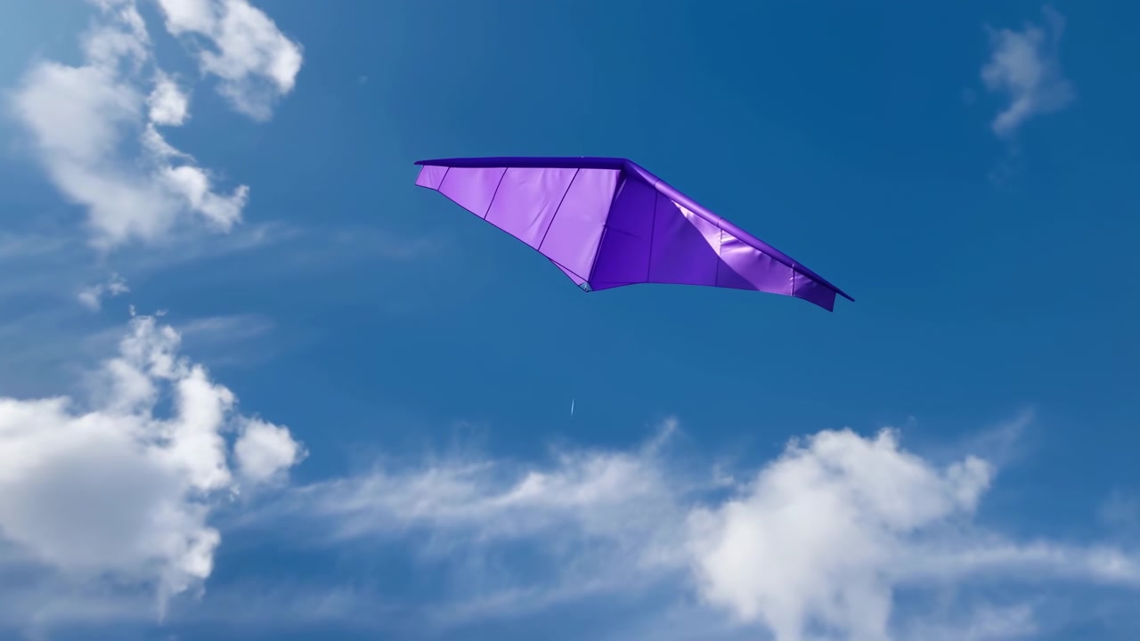 Aquilone delta viola a forma di ala che pende in alto in un cielo blu saturo con nuvole cumulo bianche sparse, sottile linea di ancoraggio visibile, creando una scena esterna calma e vivida, con aquilone, viola, cielo, dettaglio nuvola