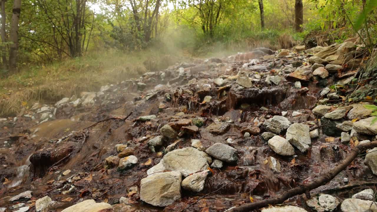Acqua termale naturale nei Pirenei, Spagna.