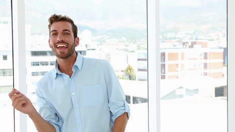 un hombre de negocios feliz bailando.