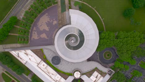 dron de giro lento disparado sobre la torre del templo en la independencia de missouri con la iglesia de cristo, la comunidad de cristo, el remanente y la iglesia de jesucristo de los santos de los últimos días