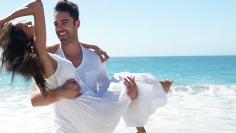 hombre llevando a su novia