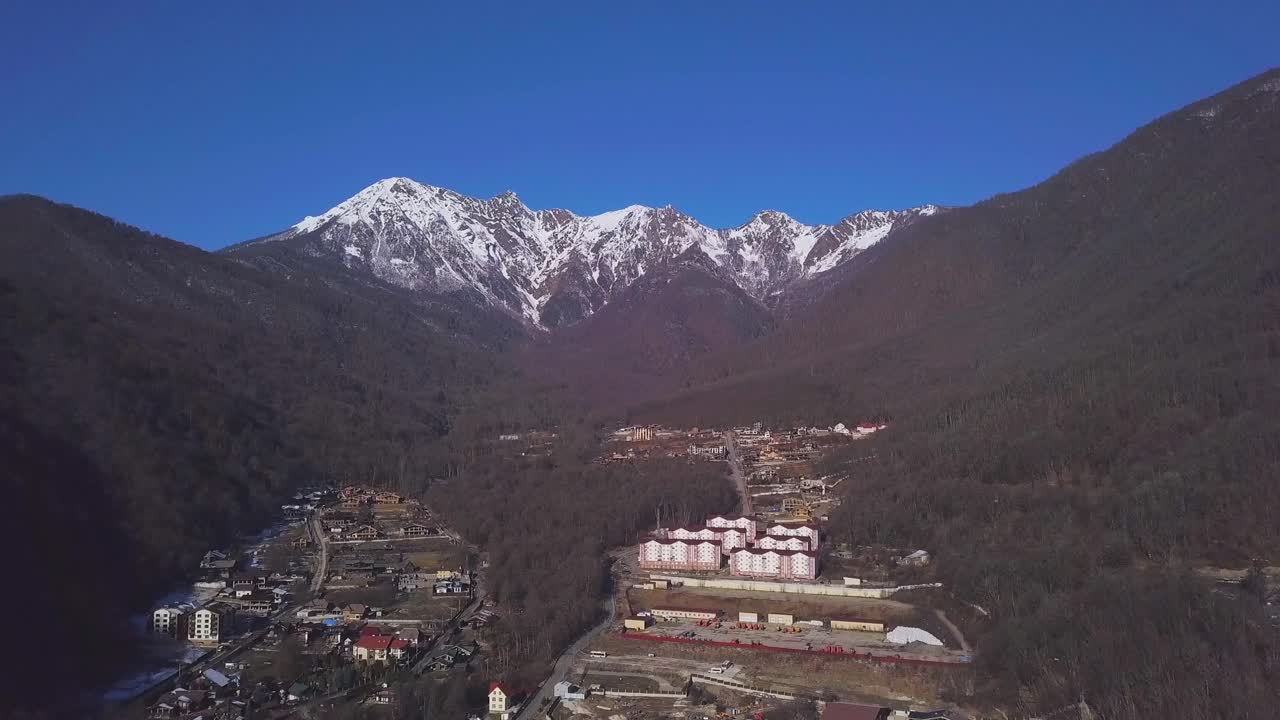 건설 현장과 함께 산악 마을