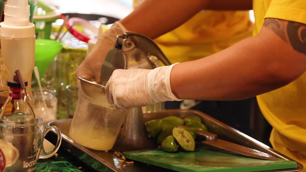 주스를 만들기 위해 라임을 압축하는 사람