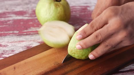 slicing guavas