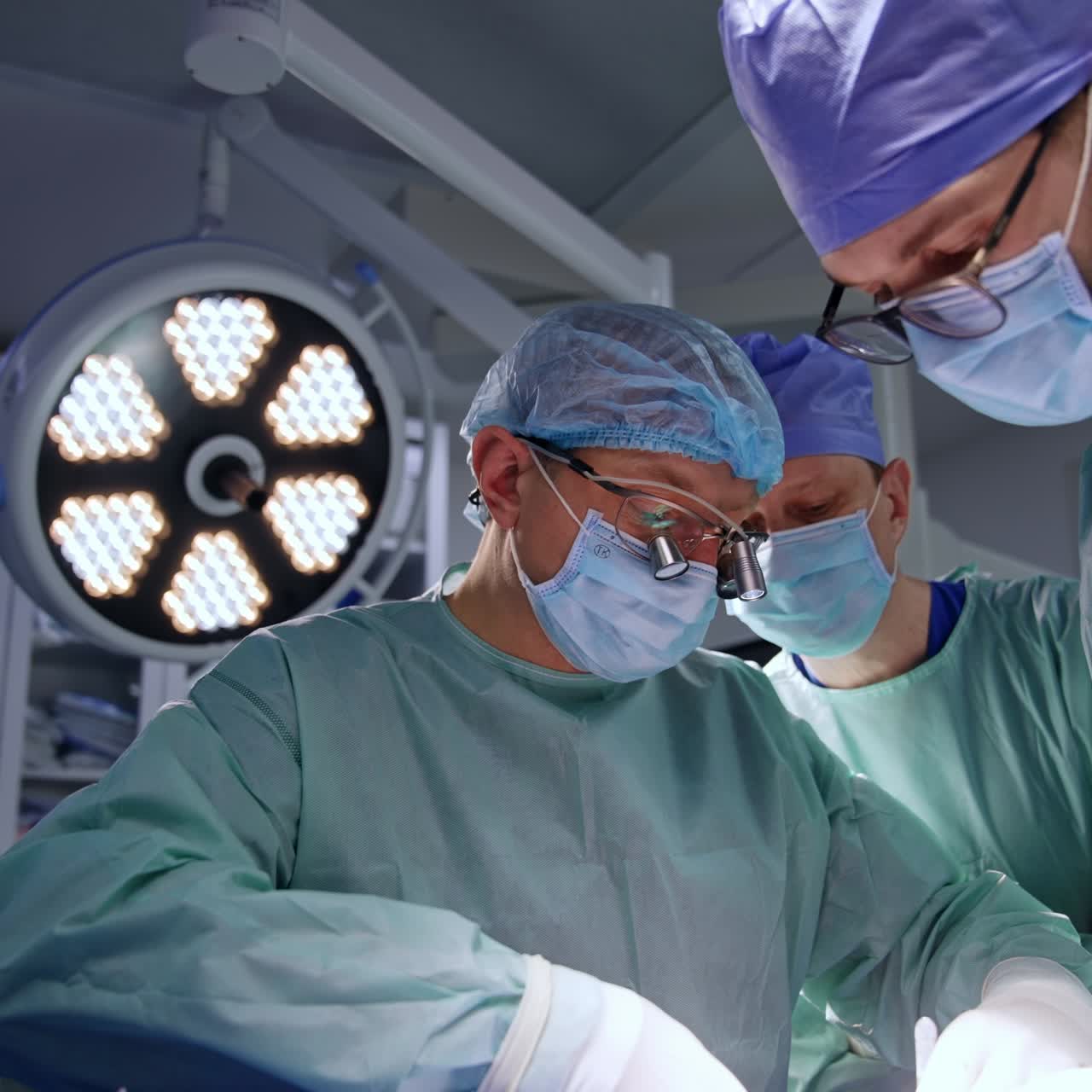 Il team chirurgico osserva attentamente l'area operata. I neurochirurghi lavorano nella moderna sala operatoria.