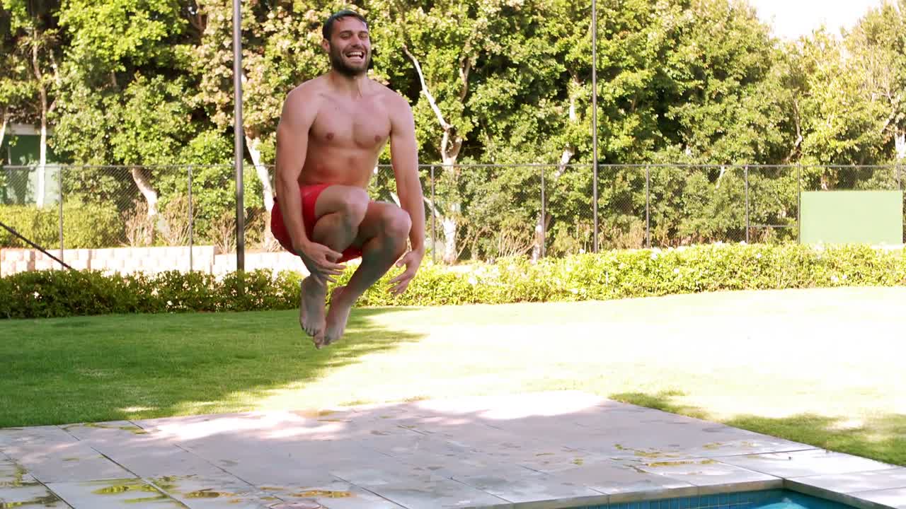 hombre saltando en la piscina