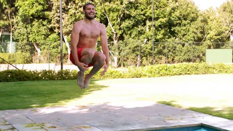 Hombre-Saltando-En-La-Piscina