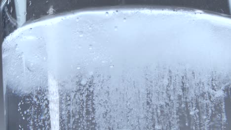las burbujas de aire se elevan desde la parte superior del agua