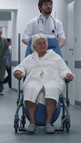 paciente anciano en el pasillo del hospital