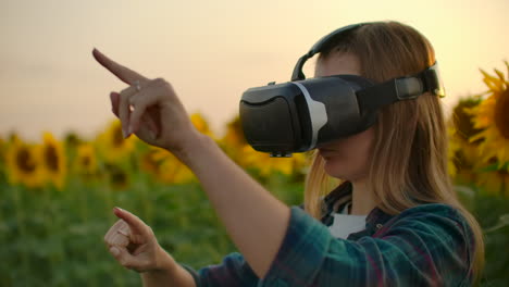 Moderne-Bäuerin-Nutzt-VR-Technologie-Auf-Einem-Sonnenblumenfeld.-Simulation-Der-Benutzeroberfläche-Der-Anwendung.-Steuerung-Des-Bewässerungssystems-Mit-Drohnen.-Inspizieren-Des-Felds-Mit-Drohnen.