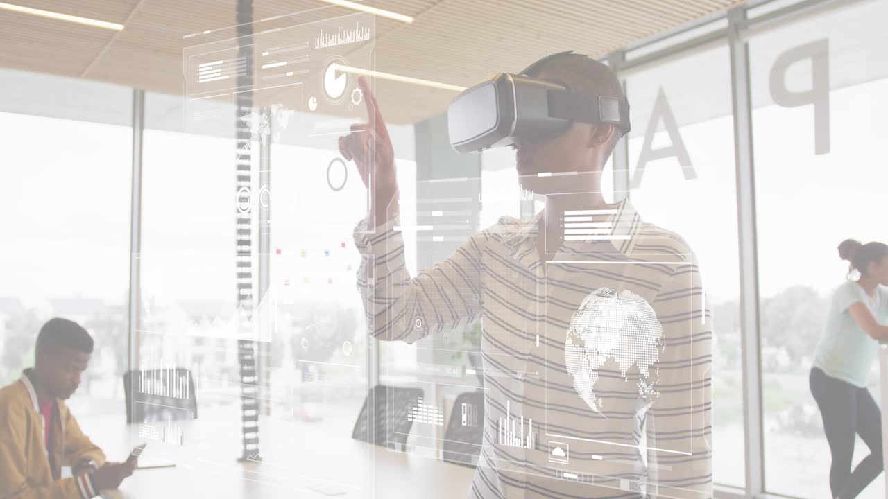 Kvinde tager VR-headset på, stryger gennem diagrammer og inspicerer forretningsdata, mens en kollega trykker på en tablet.