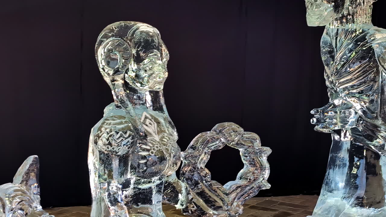 Una bellissima statua di cristallo a forma di figura umana in costume antico dalla collezione di un museo a Jelgava, Lettonia