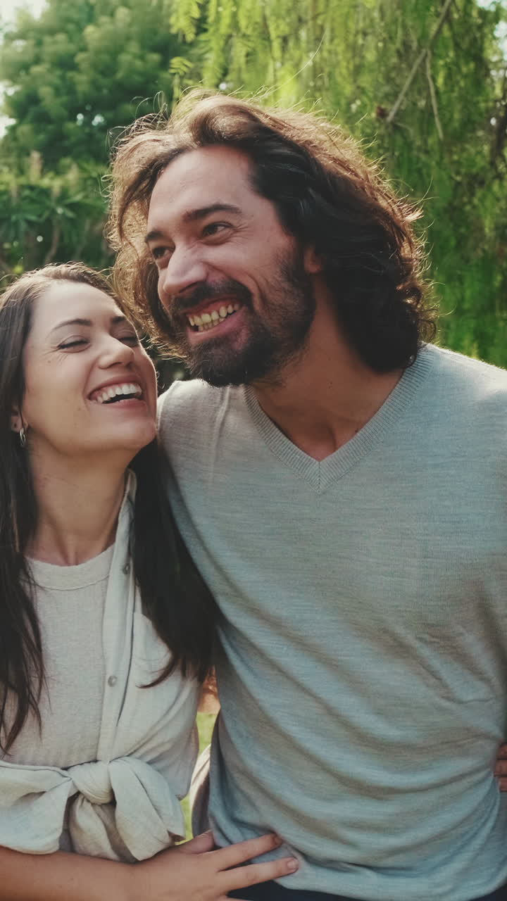 Casal feliz aproveitando um momento romântico ao ar livre