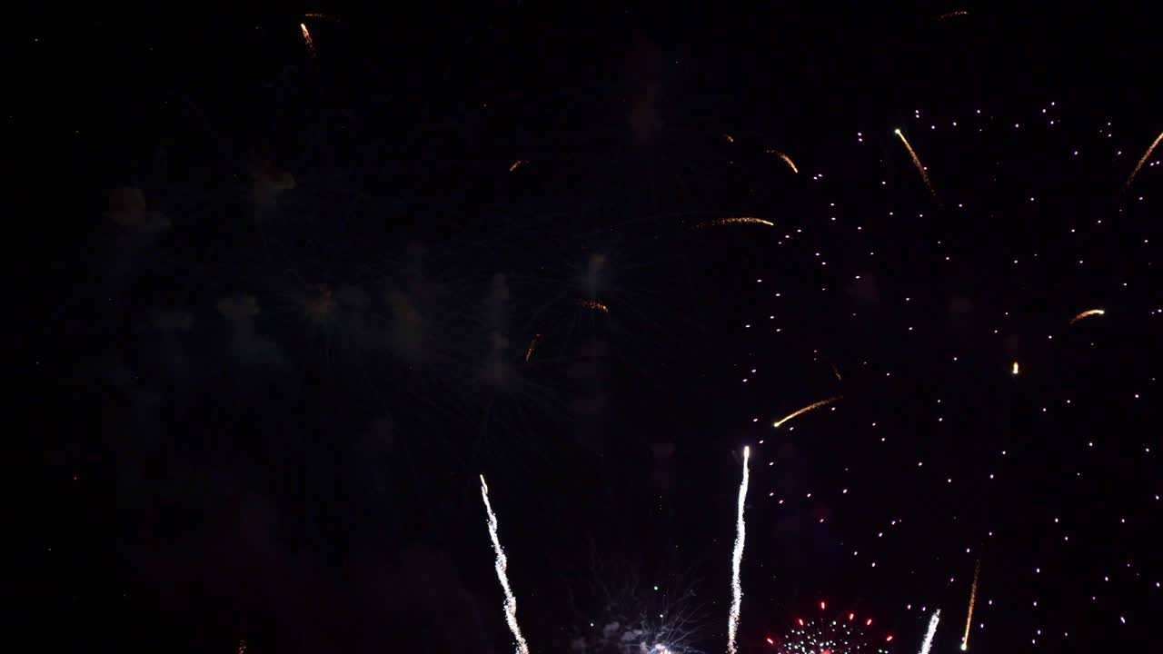 Bellissimo spettacolo pirotecnico colorato di notte per una celebrazione durante un festival.