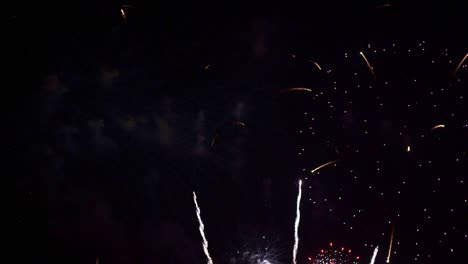 hermosa exhibición de trabajo de fuego colorido por la noche para la celebración en el festival