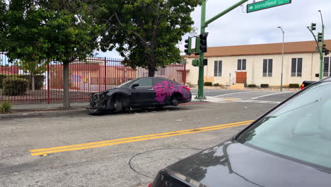 los coches robados, vandalizados y abandonados son cada vez más comunes en oakland, california.