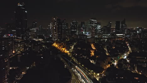 Hacia-El-Cielo,-El-Epicentro-Empresarial-De-París-Brilla-Con-Historia-Y-Vigor-Contemporáneo.