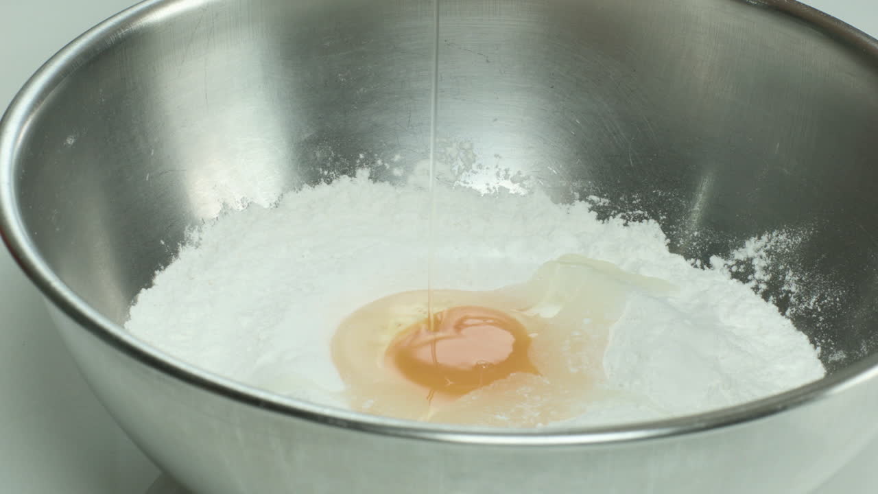 agregando huevo a la harina