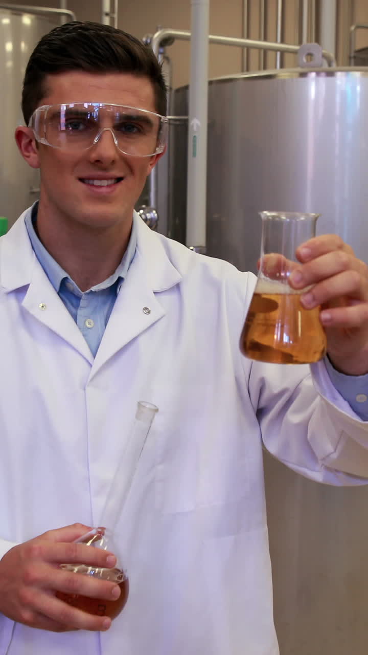 trabajador de la cervecería comprobando el producto