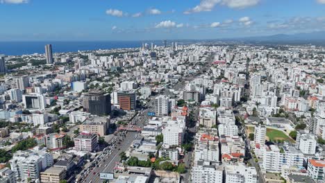 construcción de edificios congestionados en la avenida 27 de febrero, santo domingo