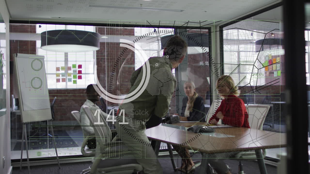 animación de procesamiento de datos contra un hombre asiático sentado en una reunión con sus colegas en la oficina