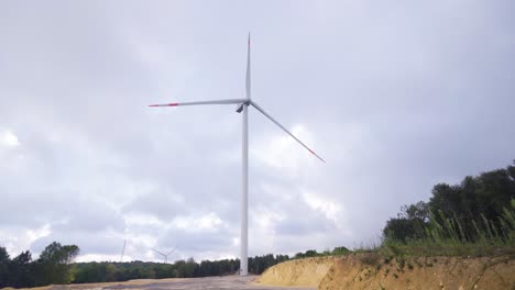 Windkraftanlagen-Erzeugen-Saubere-Erneuerbare-Energie-Für-Eine-Nachhaltige-Entwicklung.