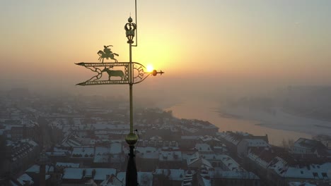 vista de cerca de la veleta en el casco antiguo de kaunas