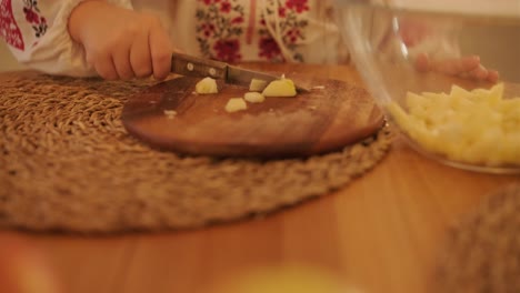 madre e hija preparándose para la celebración de navidad