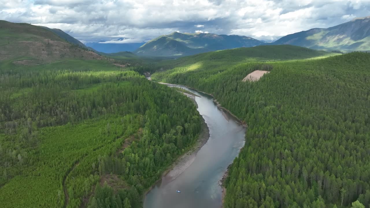 Ilmakuva Flathead-joesta ja metsämaisemasta lähellä Glacierin kansallispuistoa Montanassa, Yhdysvalloissa.