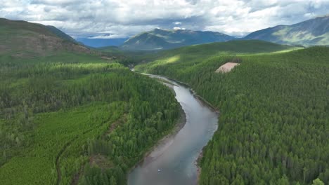 Vista-Aérea-Del-Río-Flathead-Y-El-Paisaje-Forestal-Cerca-Del-Parque-Nacional-De-Los-Glaciares-En-Montana,-Ee.uu.