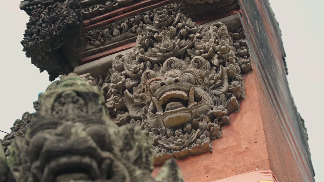 esculturas de dragones talladas en piedra en bali, ubud, indonesia