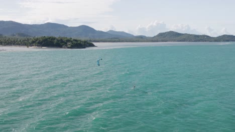 Antena-De-Kitesurfer-En-Hidroala-Navegando-A-Lo-Largo-De-La-Costa-De-Koh-Phangan