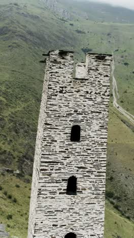 paisaje de valle de montaña con ruinas