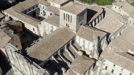 tejados de edificios antiguos de adoquín y piedra caliza en cuenca, españa - vista aérea