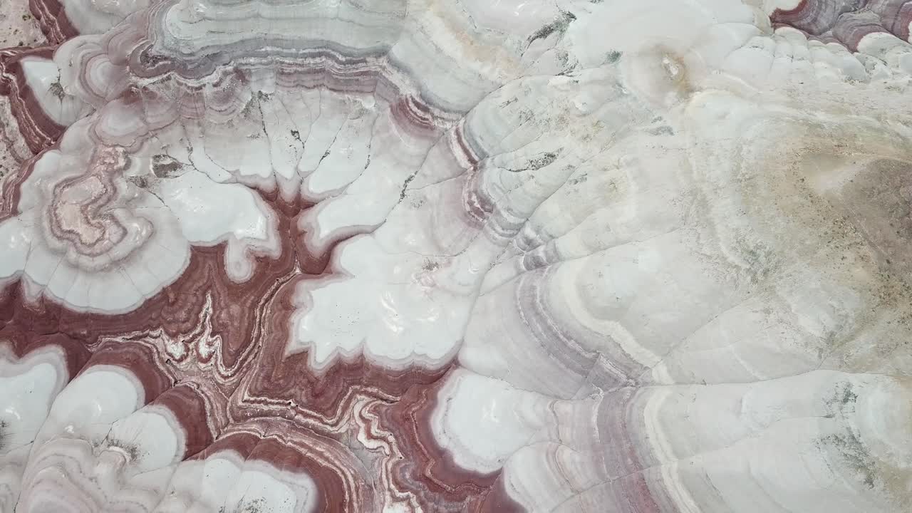 행성 지구 자연의 경이로움에 대한 공중 전망, 화성은 미국 유타 사막에 있는 층이 있는 사암 암석과 비슷합니다.