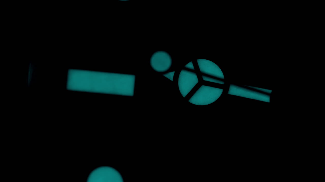 un fondo de video_oscuridad de reloj giratorio