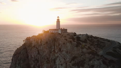 Sonnenaufgangsdrohne-über-Dem-Leuchtturm-Von-Cap-Formentor,-Mallorca