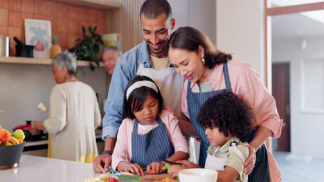 madre, padre e hijos cocinando