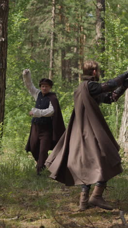 el caballero en el bosque enseña a los guerreros artes marciales, espada, esgrima histórica