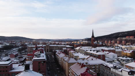 Volar-Sobre-El-Pintoresco-Casco-Antiguo-De-Sundsvall-En-El-Condado-De-Vasternorrland-Suecia---Toma-Aérea