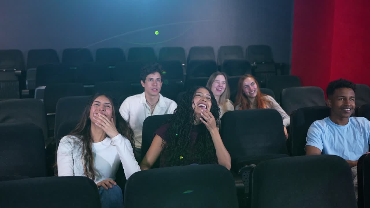 Gruppo di amici che si godono un film al cinema