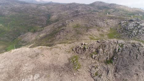 Vista-Aérea-De-Altas-Montañas-Rocosas