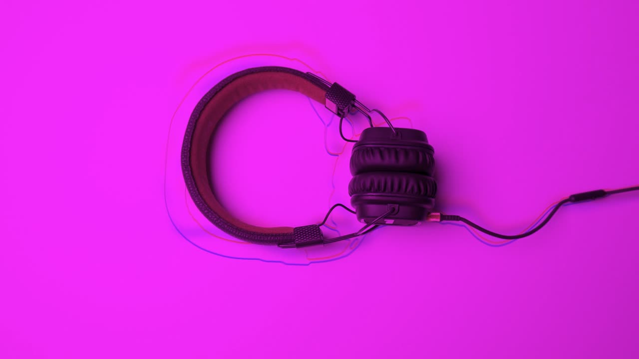 auriculares negros elegante en un fondo rosado