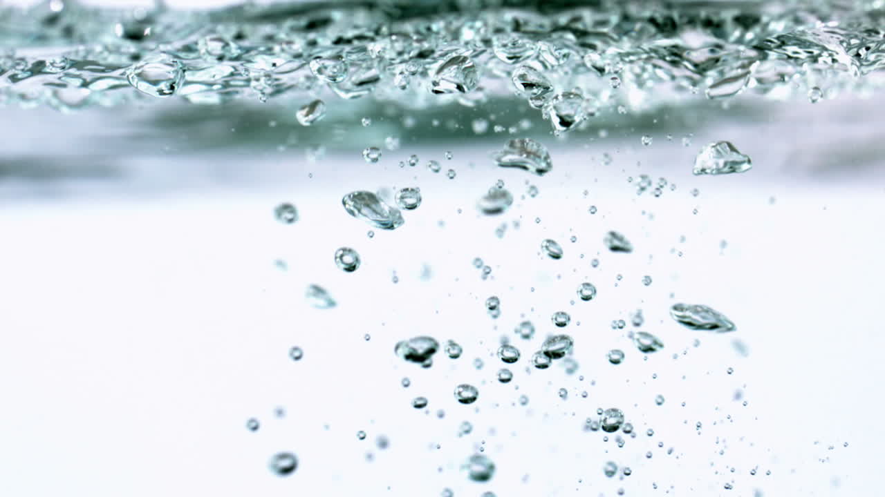 바탕 에 물 에 거품 이 아오르고 있다