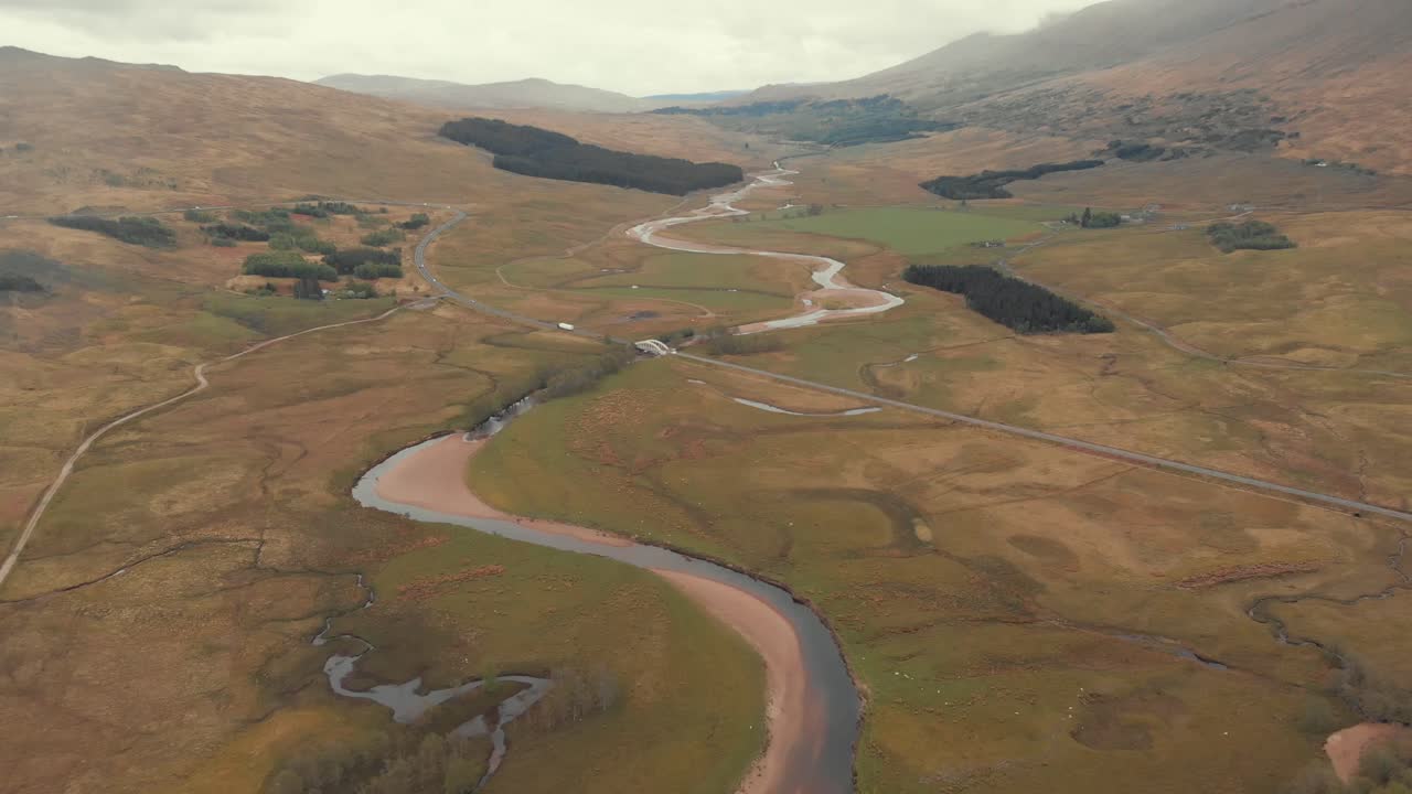 toma de drones del paisaje en escocia desde un punto de vista aéreo en modo panorámico.